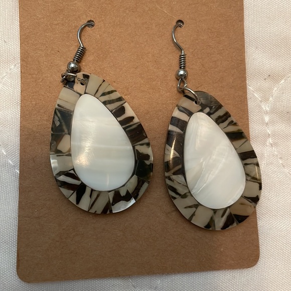 Nice addition to any outfit - Picture 3 of 3